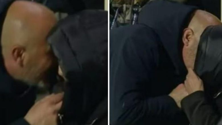 Trajneri i Fiorentinës shkaktoi skandal në Ligën e Konferencës – puthi gazetaren italiane